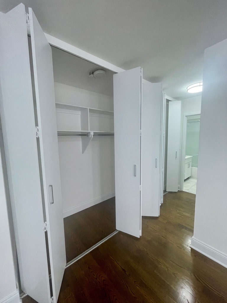 East 82nd St / 2nd Avenue - Photo 5