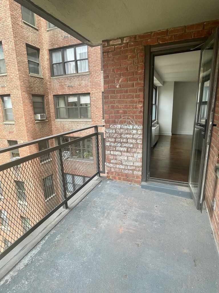 East 82nd St / 2nd Avenue - Photo 8