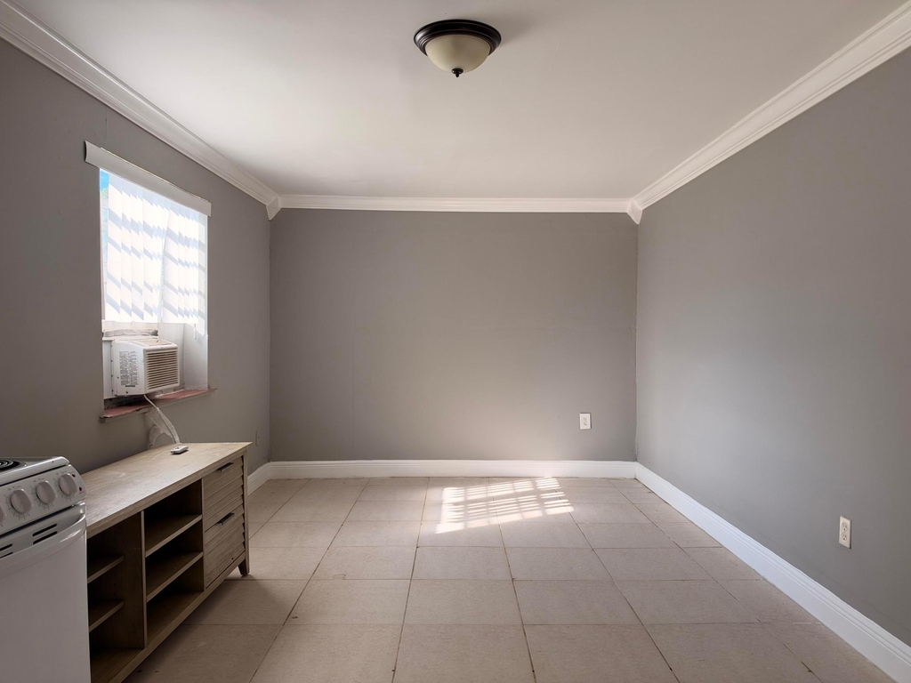 2438 Thomas Street - Photo 2