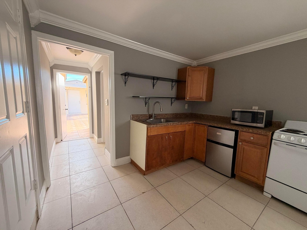 2438 Thomas Street - Photo 6