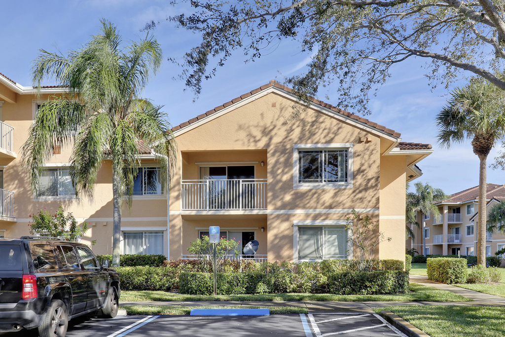 181 Sw Palm Drive - Photo 0