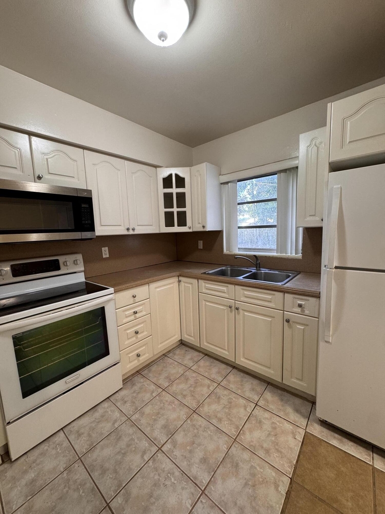 1148 Arizona Avenue - Photo 8