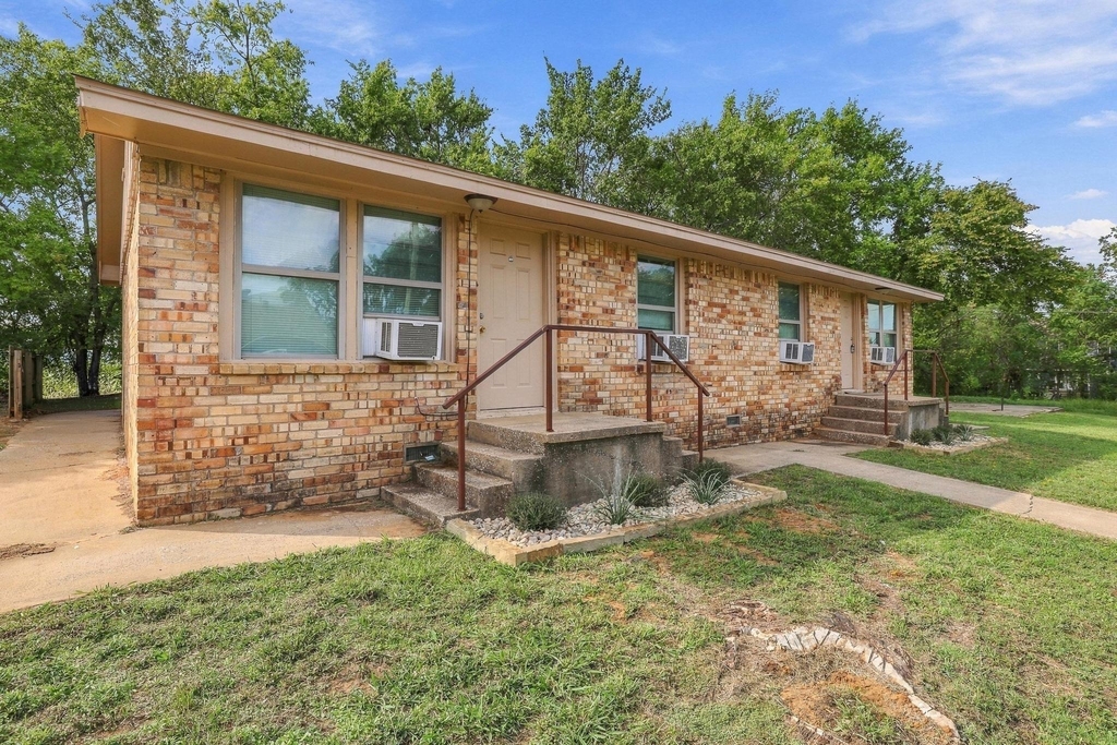 701 W Hull Street - Photo 1
