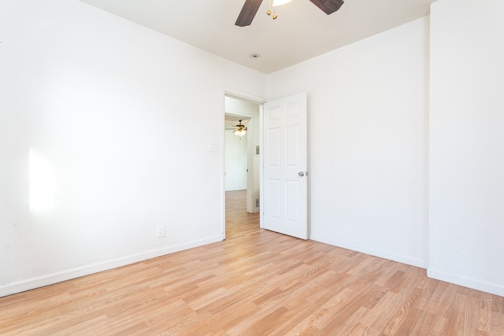 504 W Queen Street - Photo 10