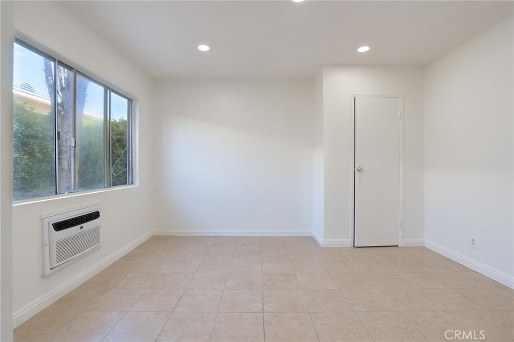 915 E Palmer Avenue - Photo 3