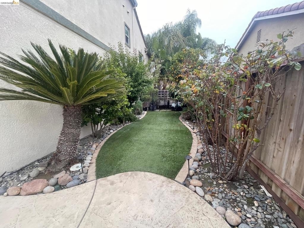 697 Canmore Ct - Photo 3