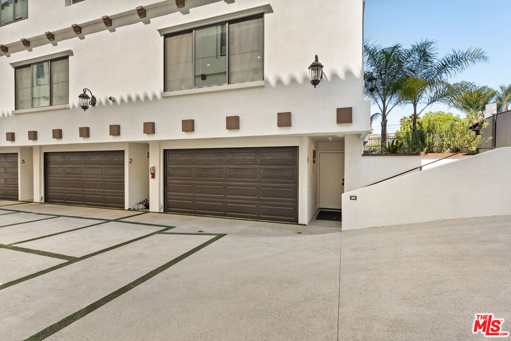 1153 N Beachwood Drive - Photo 19
