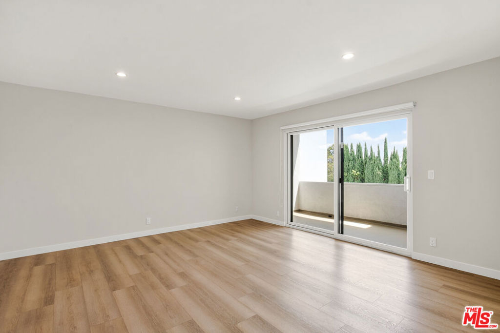 1470 Rexford Drive - Photo 3