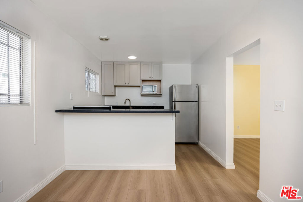 3620 S Budlong Avenue - Photo 7