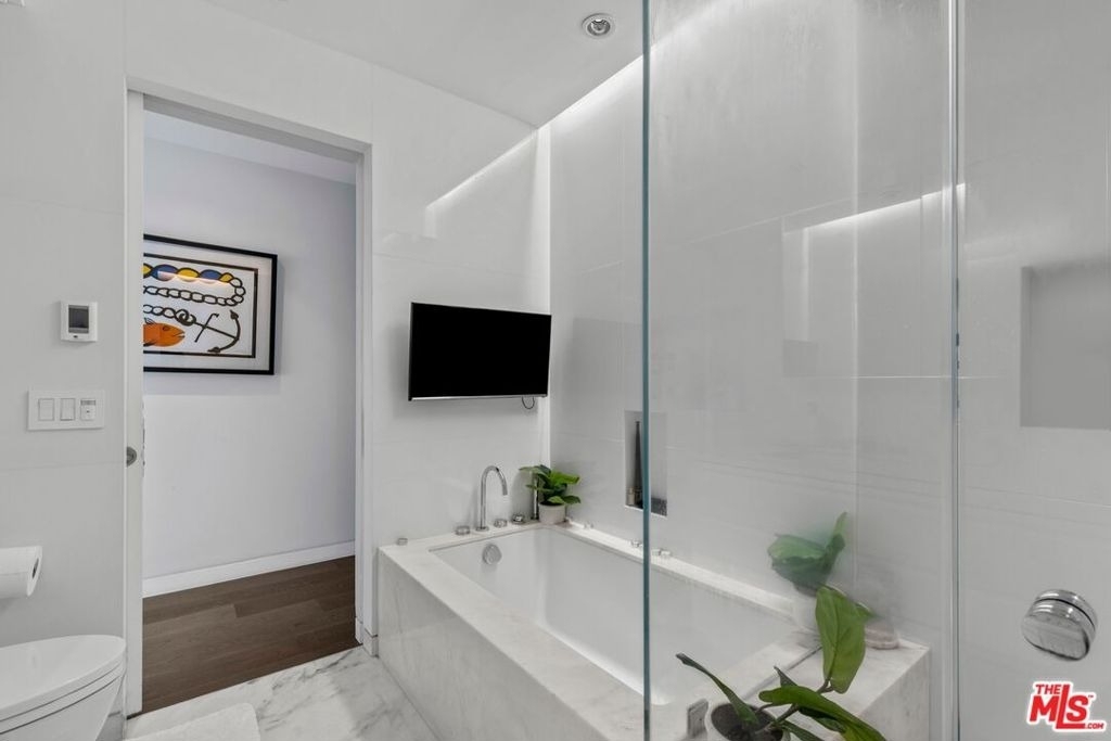 838 N Doheny Drive - Photo 6