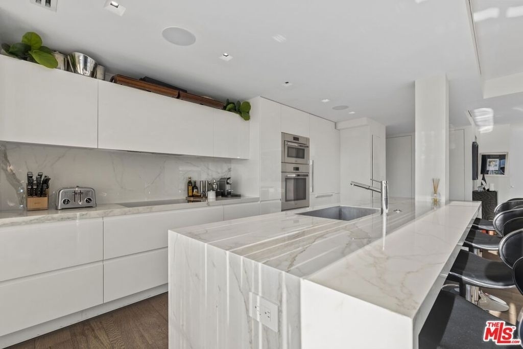 838 N Doheny Drive - Photo 2