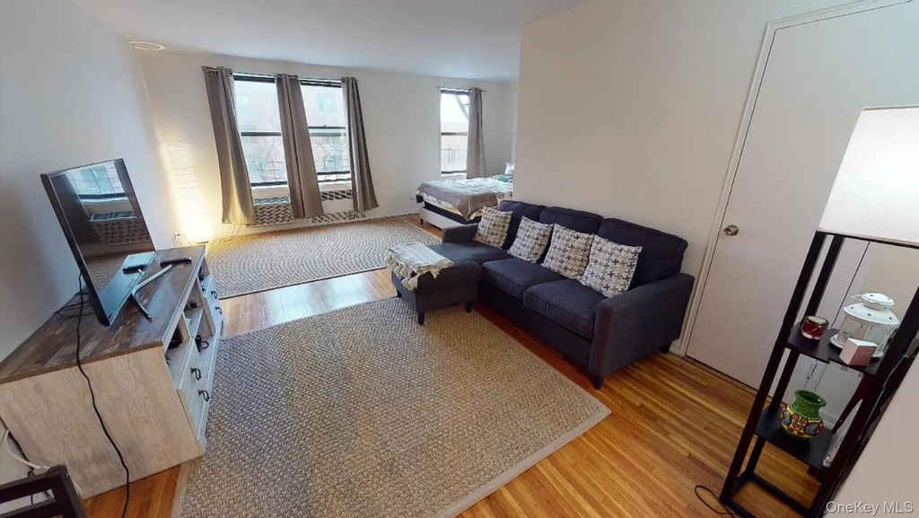 10025 Queens Boulevard - Photo 9