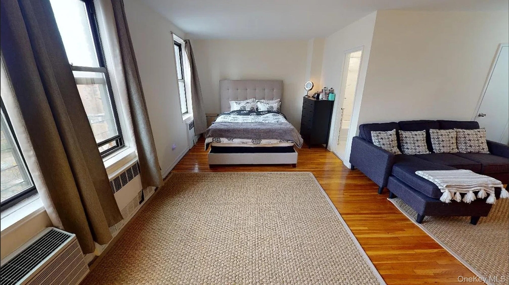 10025 Queens Boulevard - Photo 12