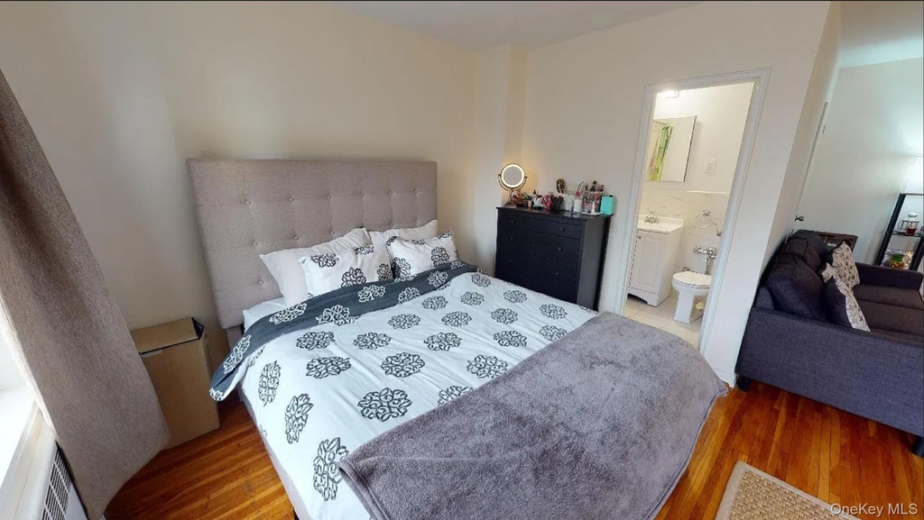 10025 Queens Boulevard - Photo 13