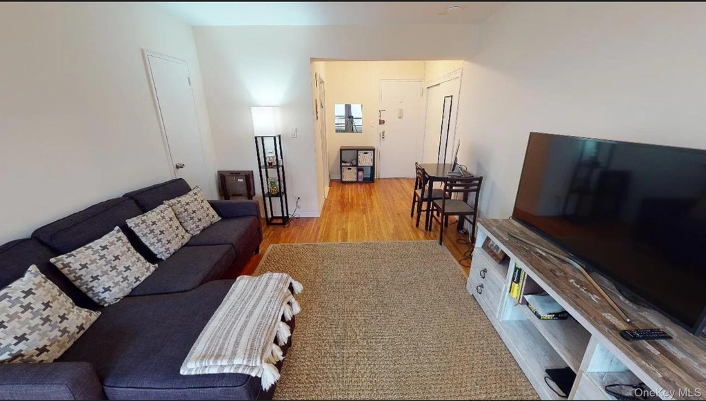 10025 Queens Boulevard - Photo 1