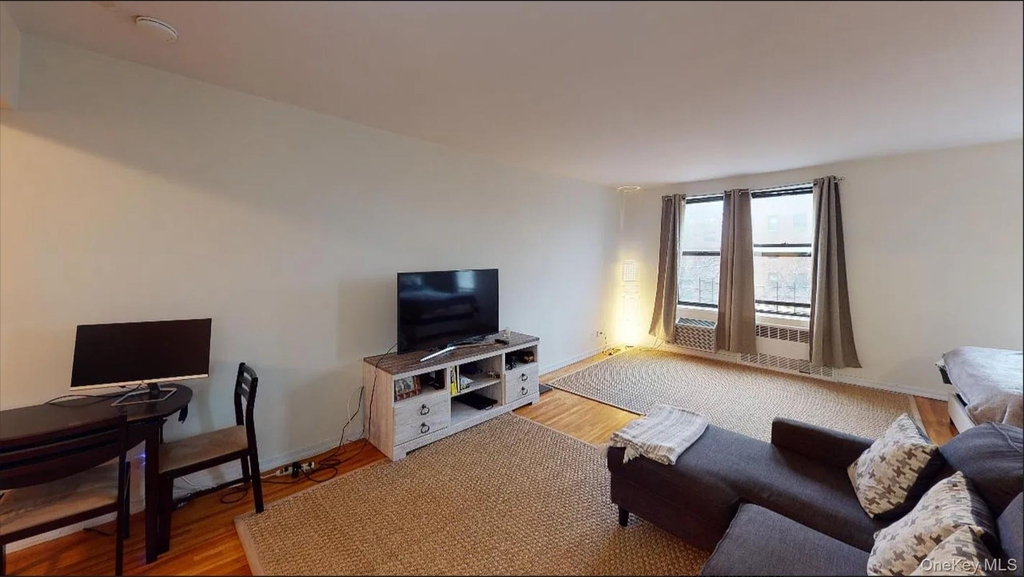 10025 Queens Boulevard - Photo 10