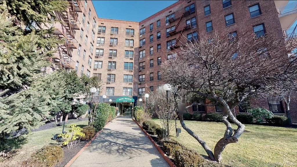 10025 Queens Boulevard - Photo 19
