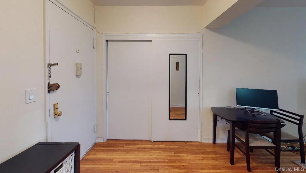 10025 Queens Boulevard - Photo 8