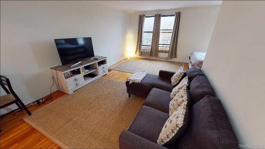 10025 Queens Boulevard - Photo 0