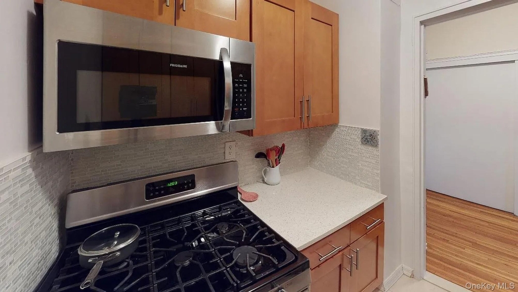 10025 Queens Boulevard - Photo 7