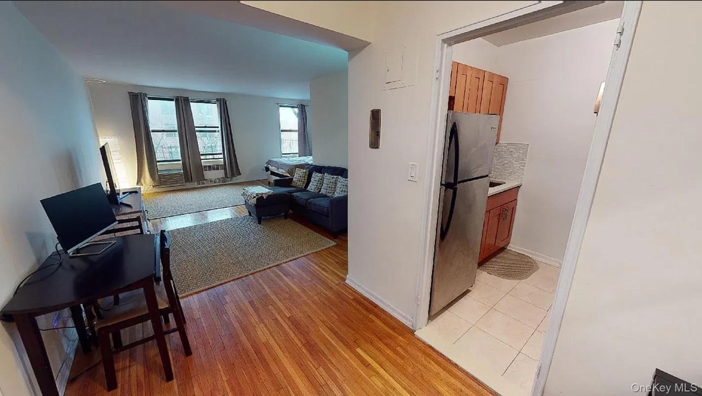 10025 Queens Boulevard - Photo 3