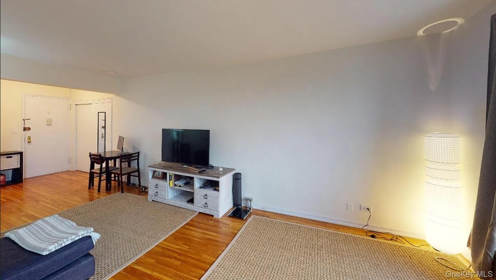 10025 Queens Boulevard - Photo 11