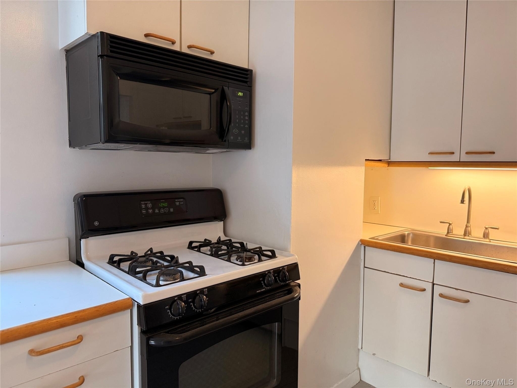 10 Cottage Place - Photo 5