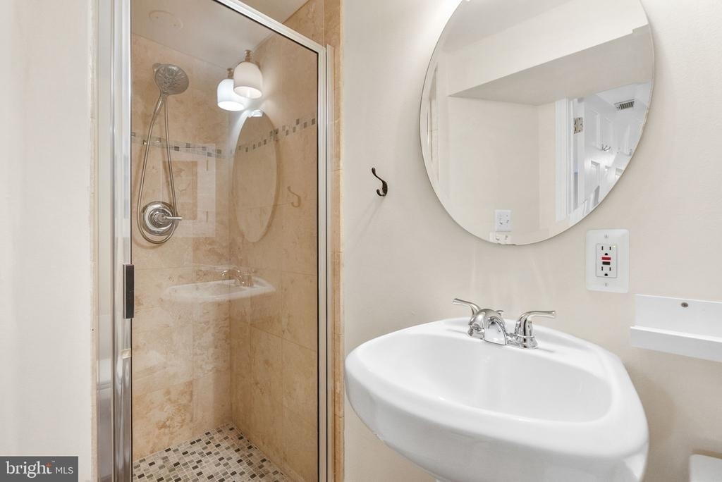 19 E Custis Avenue - Photo 23
