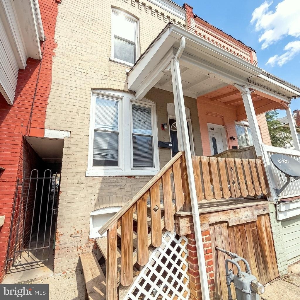 609 W Locust Street - Photo 6