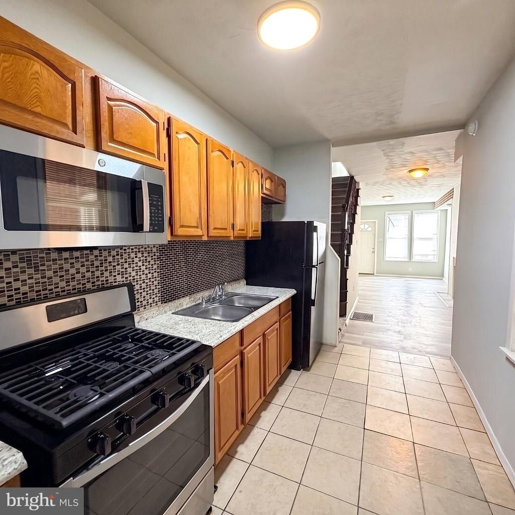 609 W Locust Street - Photo 1