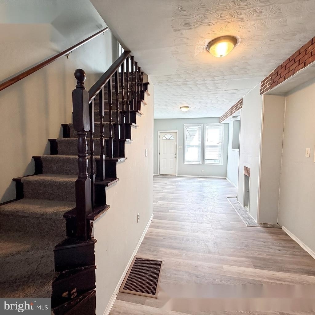 609 W Locust Street - Photo 3