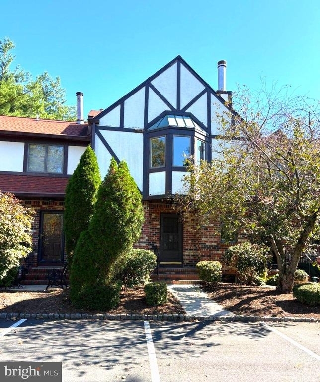 5 Tudor Court - Photo 0