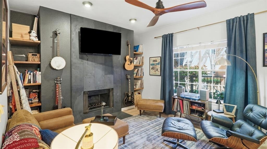 203 E 31st St - Photo 1
