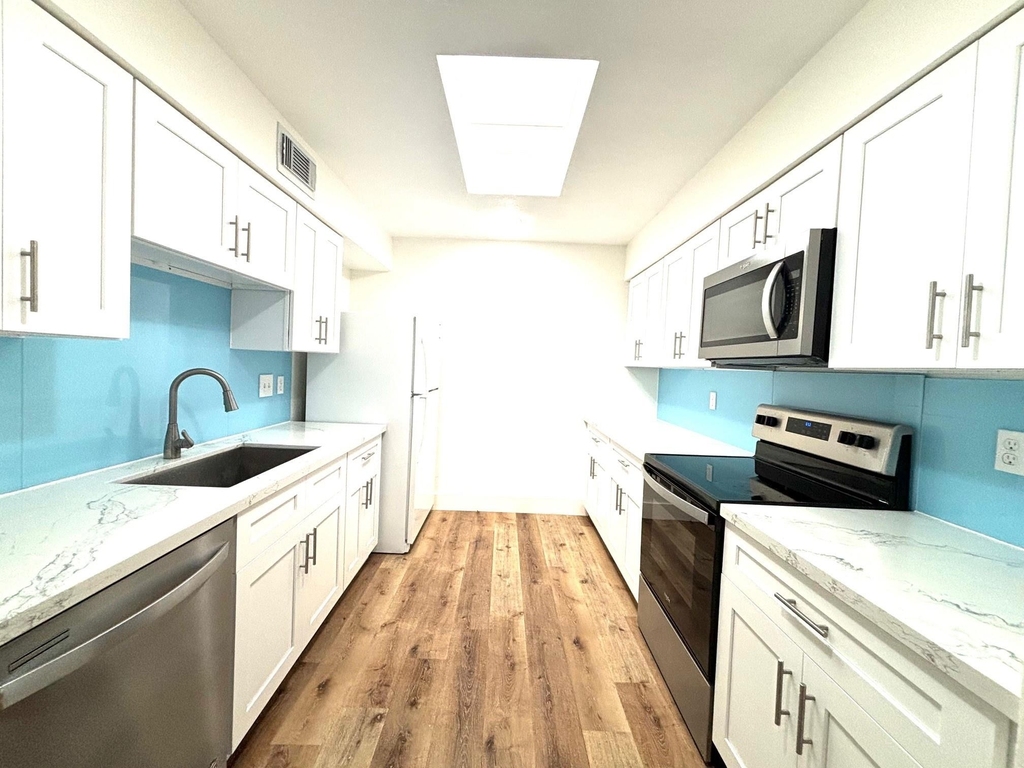 9809 Richmond Avenue - Photo 0