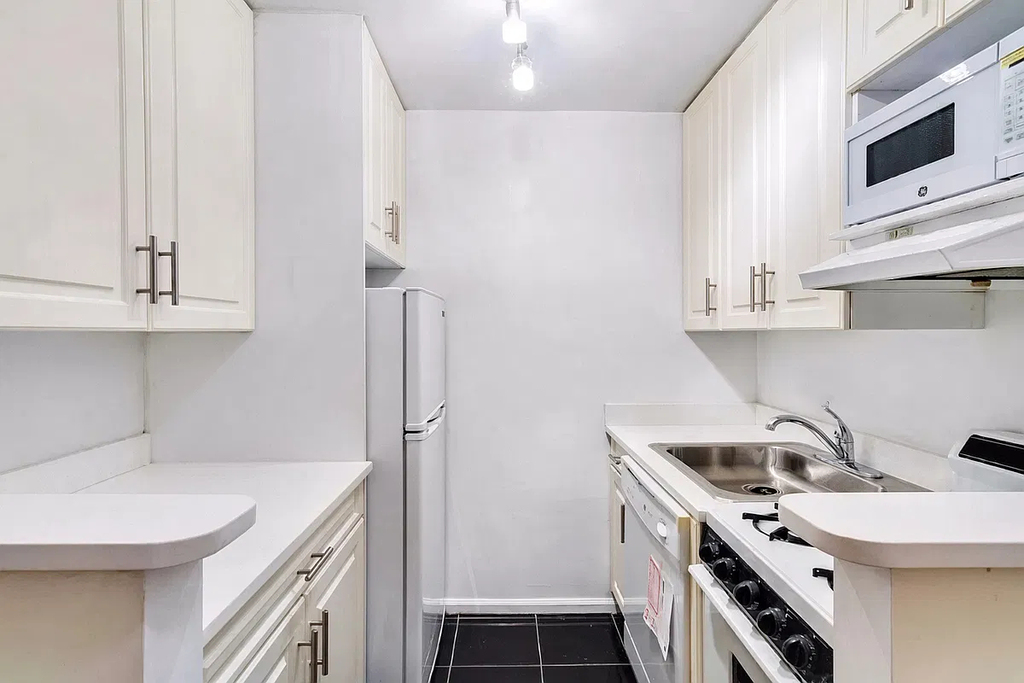 226 East 74th Street - Photo 3