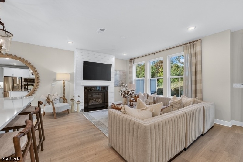 12 Court Ln - Photo 2