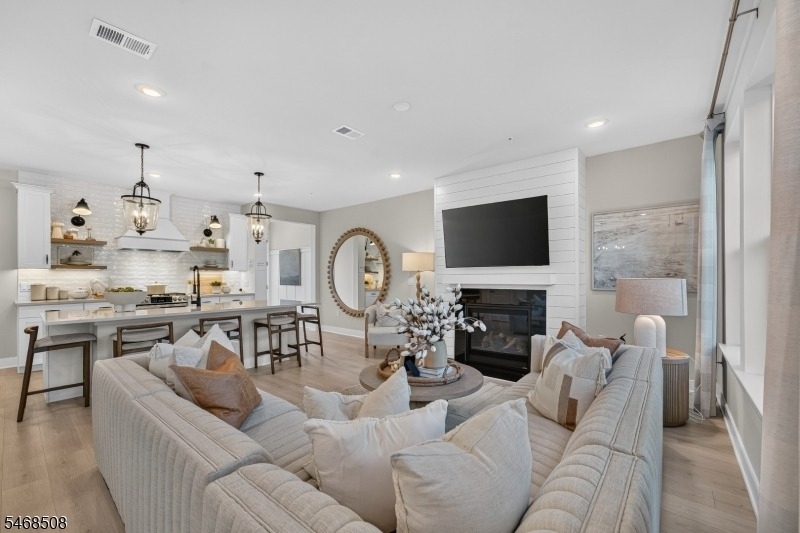 12 Court Ln - Photo 3