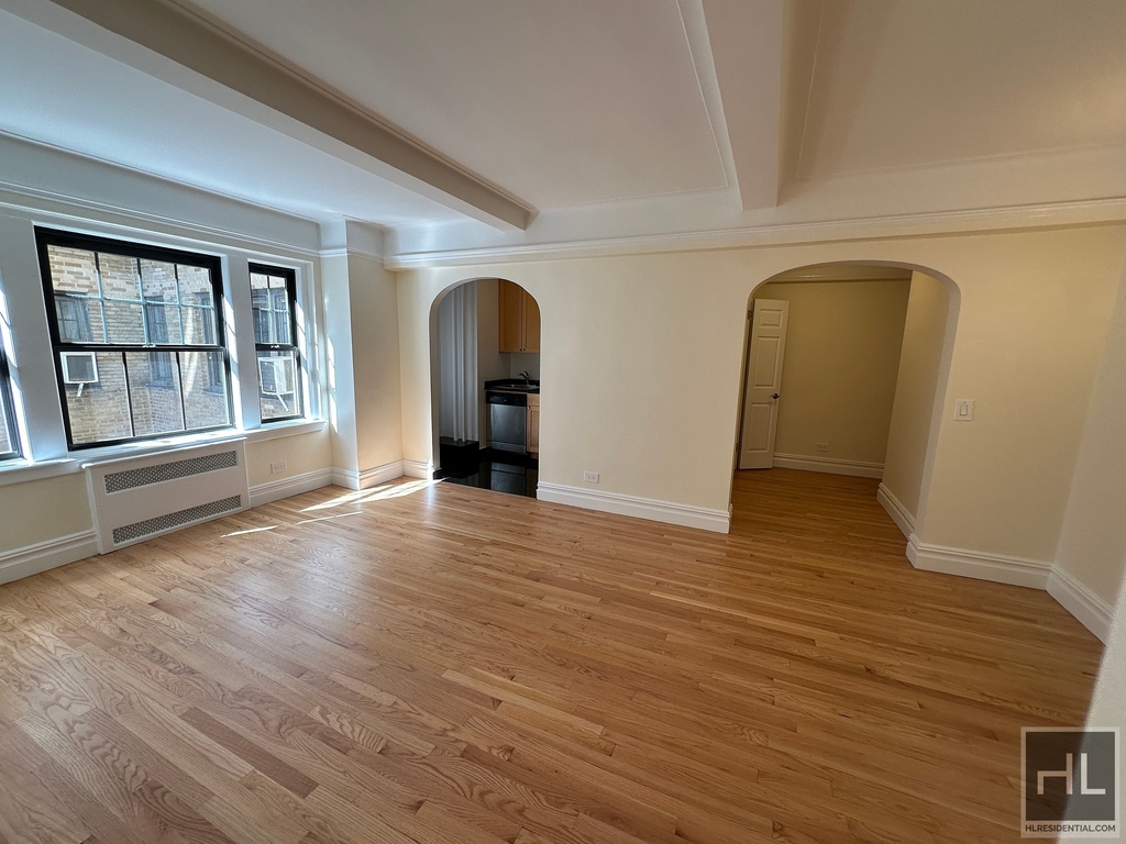 Christopher St - Photo 1