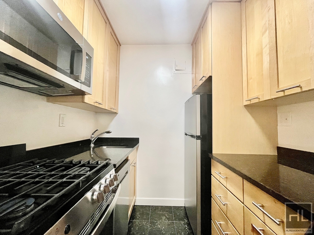 Fourth Avenue - Photo 2