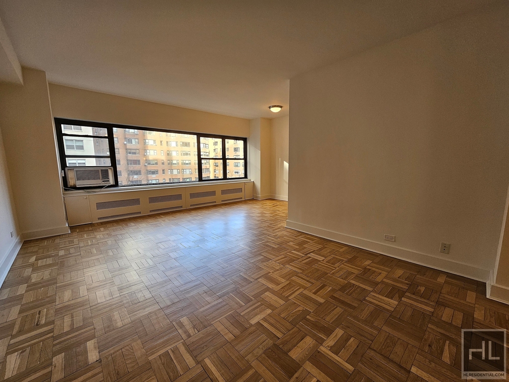 East 55 Street - Photo 0