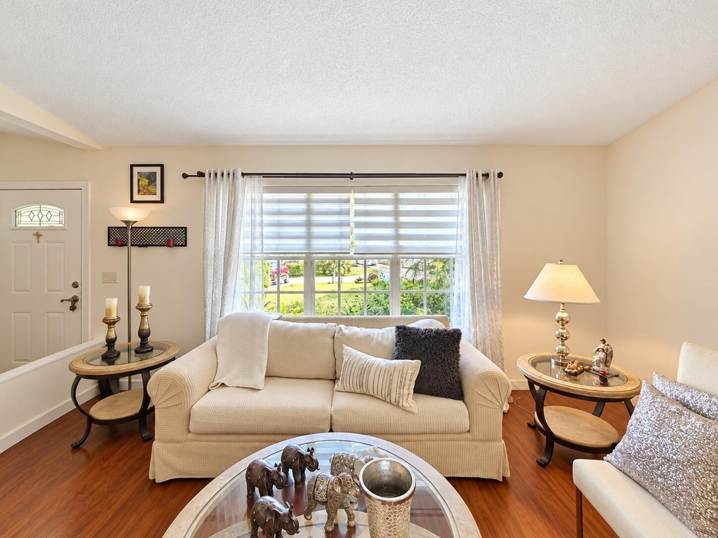 1902 Sw Aladdin Street - Photo 1