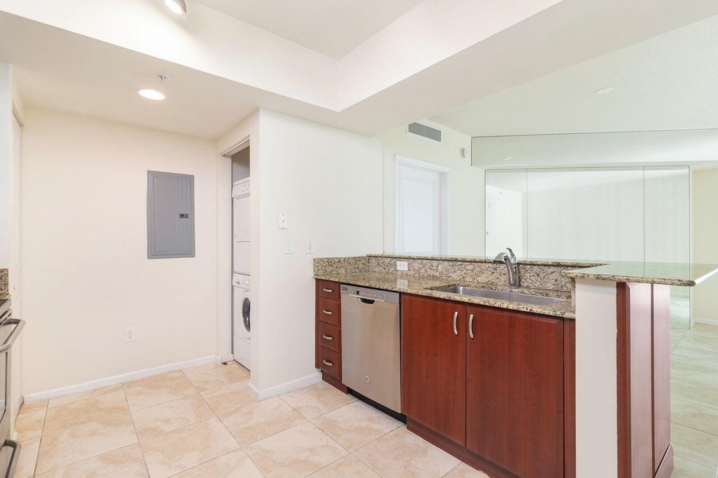 403 S Sapodilla Avenue - Photo 1