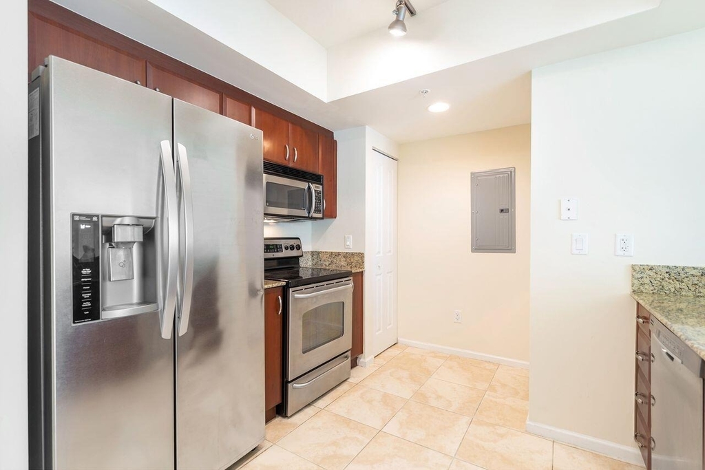 403 S Sapodilla Avenue - Photo 2