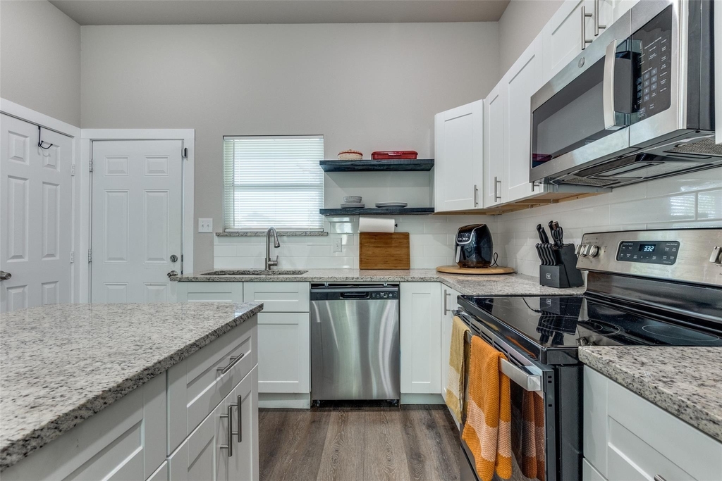 1425 Evans Avenue - Photo 2