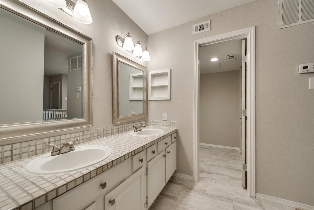18240 Midway Road - Photo 24