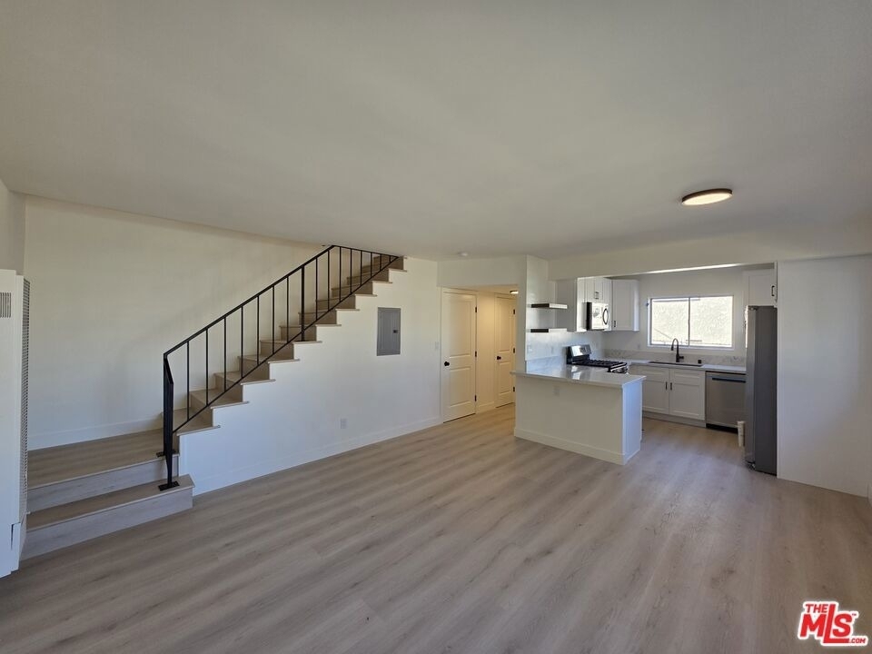 1185 W 22nd Street - Photo 0