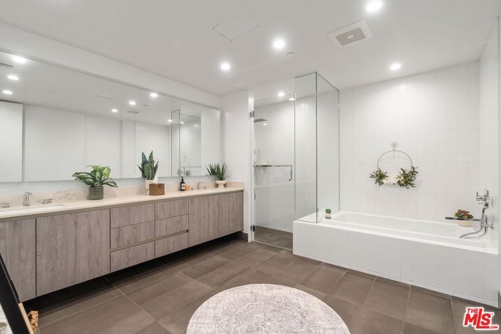 724 N Croft Avenue - Photo 3