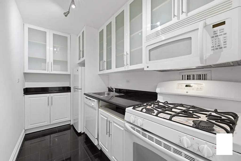 West 53rd Street - Photo 6