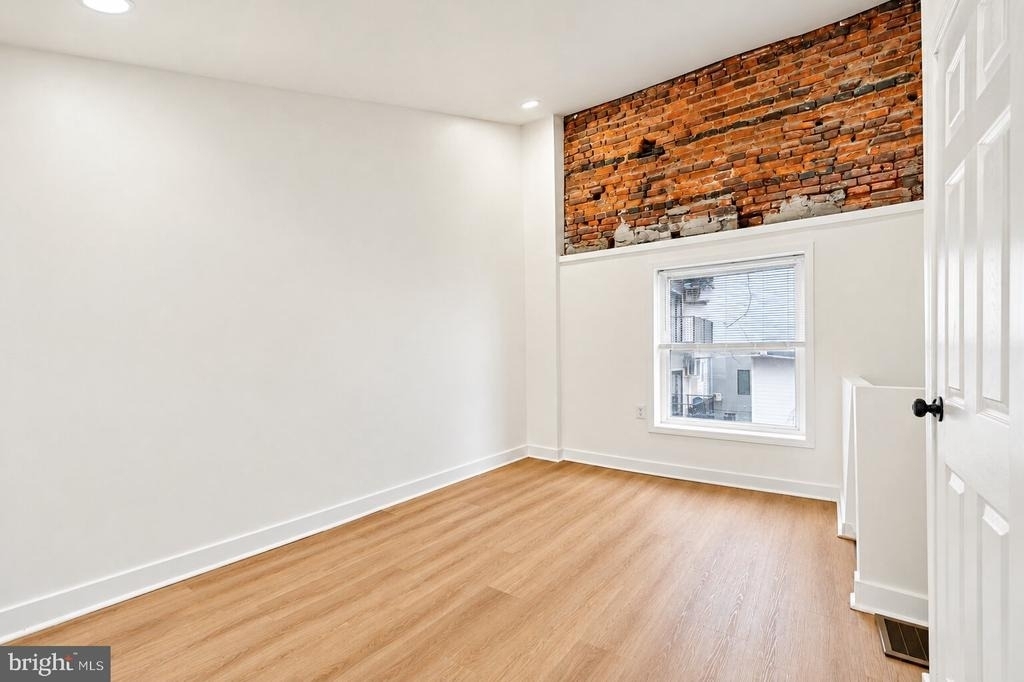 109 W Thompson Street - Photo 0