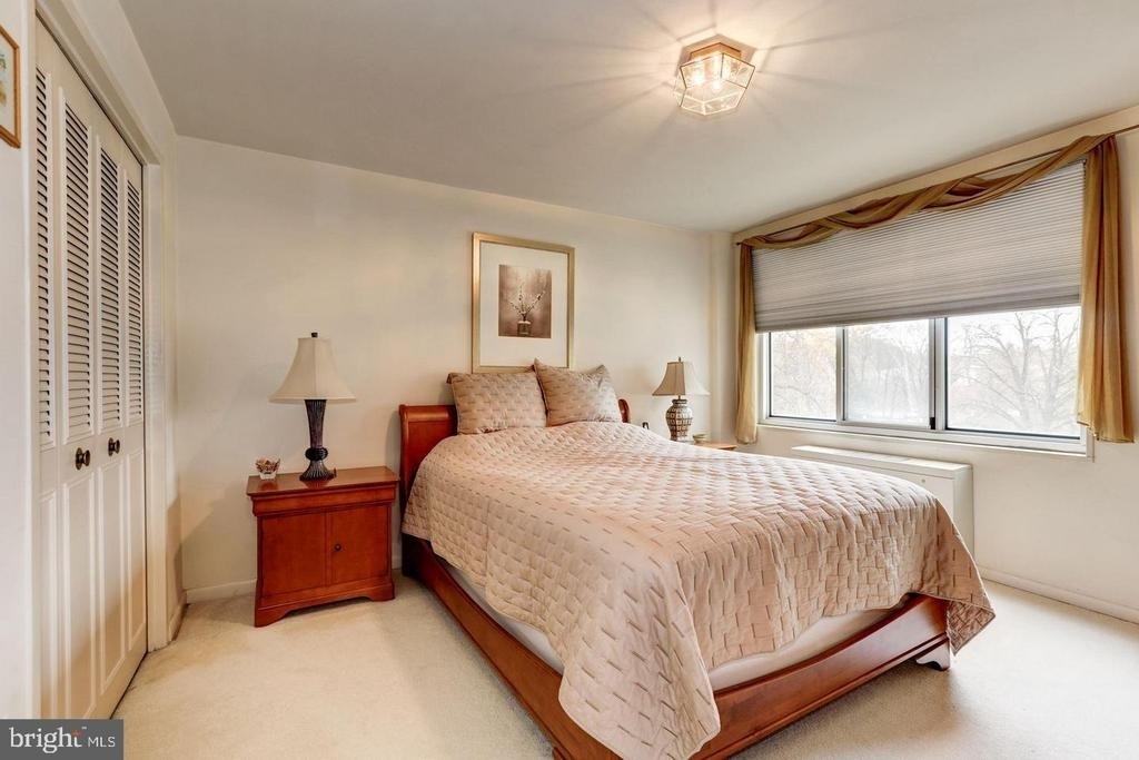 10201 Grosvenor Place - Photo 9